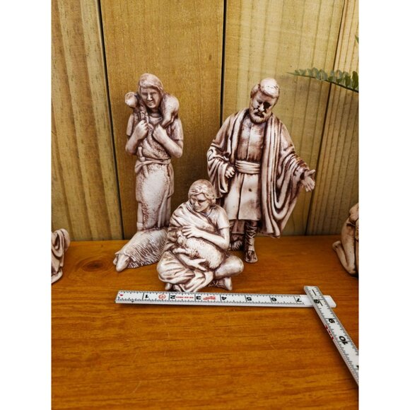 Hand-Painted Ceramic Nativity Scene Set With 12 Figurines Including Holy Family - Picture 6 of 16